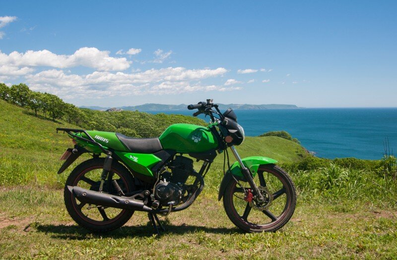 Большое количество цветов и совсем небюджетный вид создает образ немного более серьезный и могучий, чем есть на самом деле.Эргономичность приборной доски станет приятной новостью не только для новичков, впервые севших за руль.Для удобства мотоцикл оснащен багажным отделением средней вместительности, поэтому в путешествии не придется и себя и байк обвешивать сумками.Для красоты на байк установлены литые алюминиевые диски. 