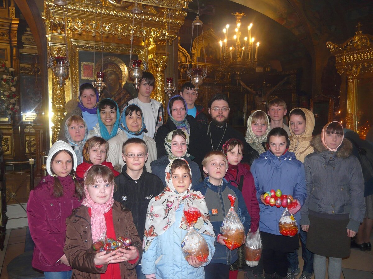 Весна 2010 года, отец Илия провел беседу и подарил подарки к Пасхе детям-сиротам.