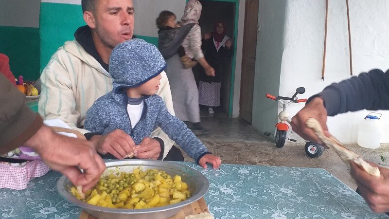 Люди, которые меня кормят. Купным планом - Адил