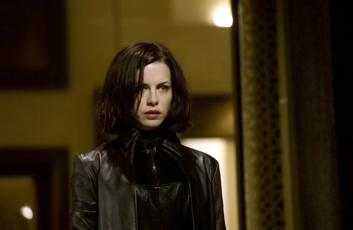 Кейт Бекинсейл тут играть особо нечего, но уж очень она хороша в кадре