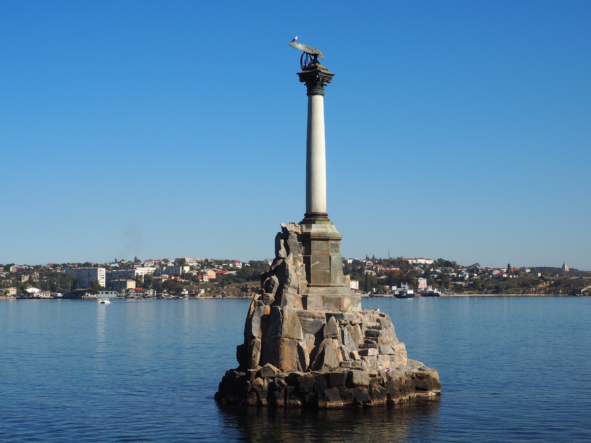 Памятник затопленным кораблям в Севастополе.