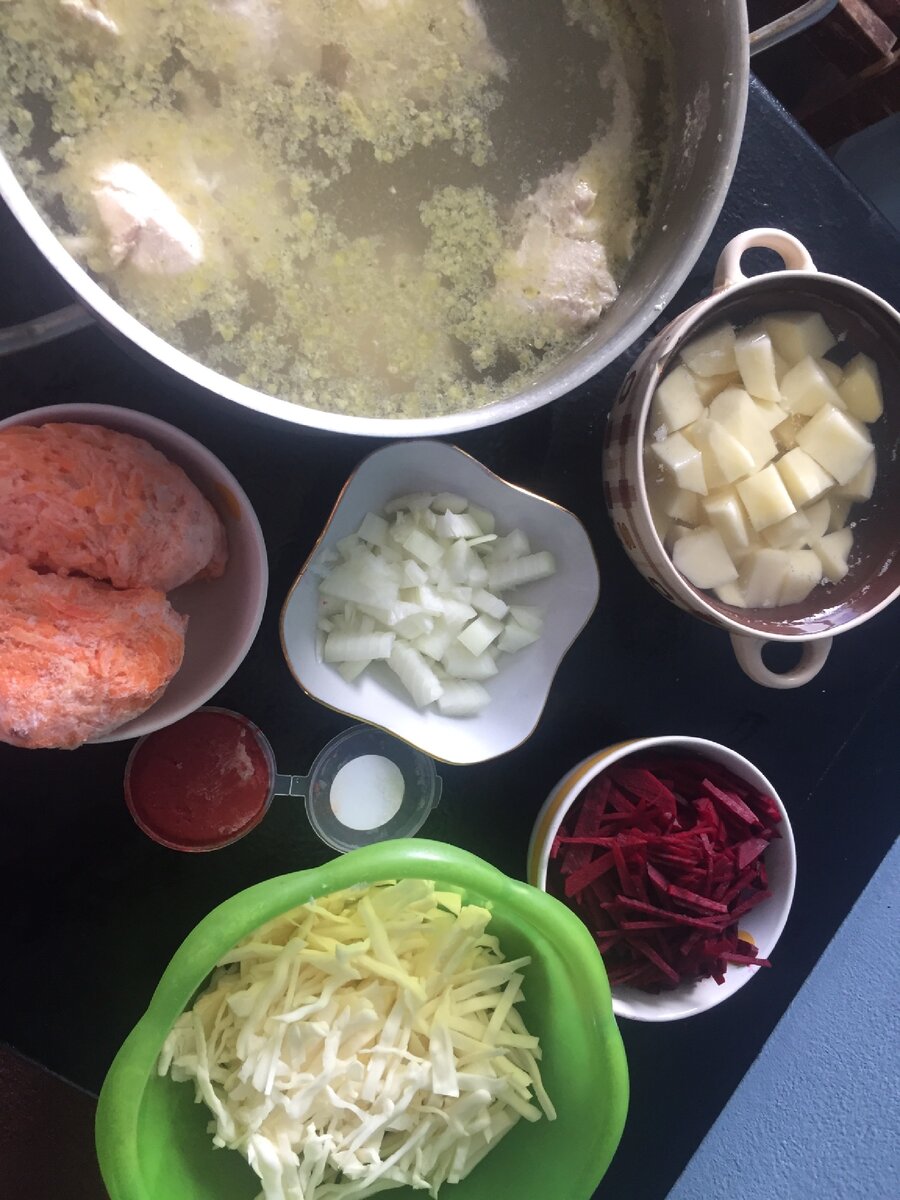 не пугайтесь, у меня бульон так выглядит из-за кубика бульонного. 