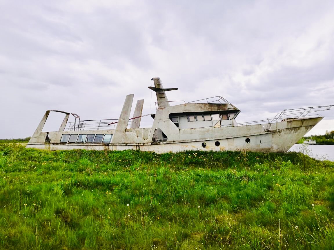 Заброшенный корабль около Дубны. Московская область.