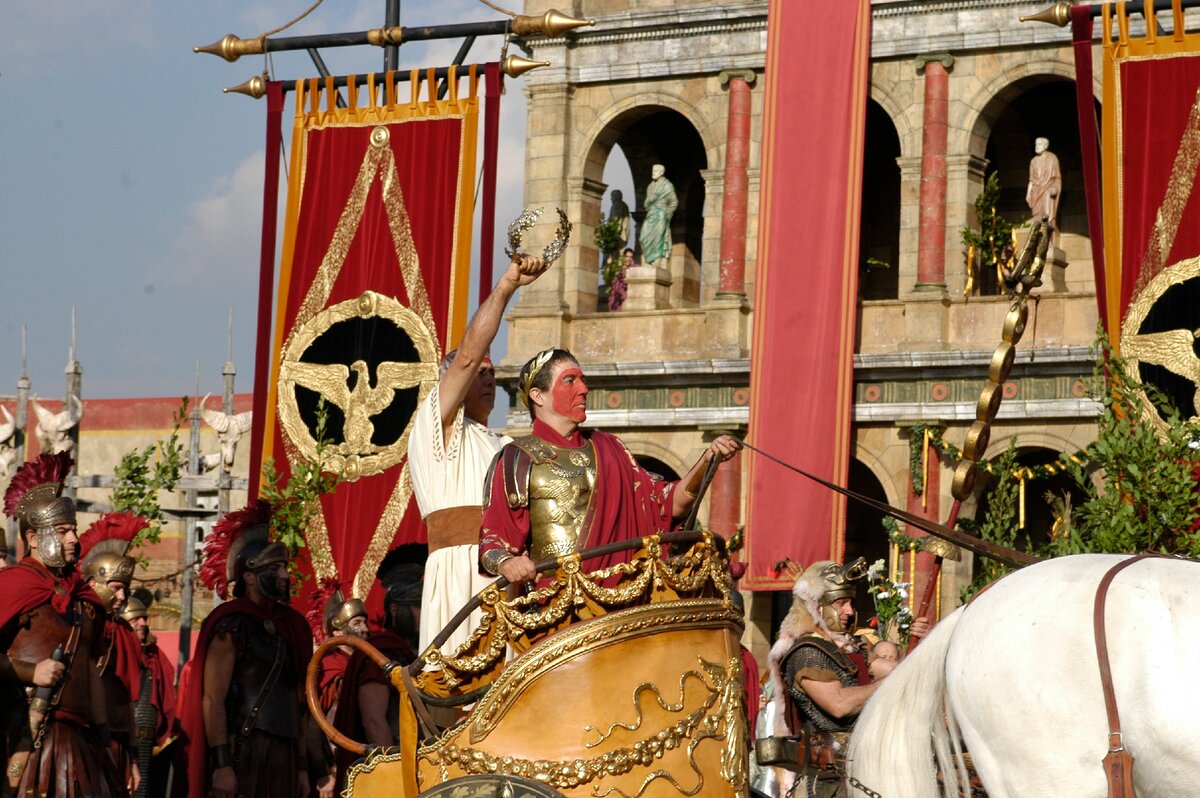 Киаран Хайндс (в сериале «Рим» Гай Юлий Цезарь)