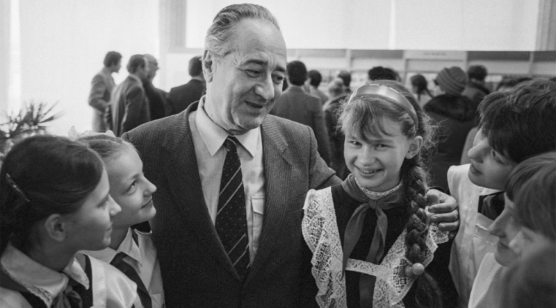 Анатолий Алексин на встрече со школьниками.