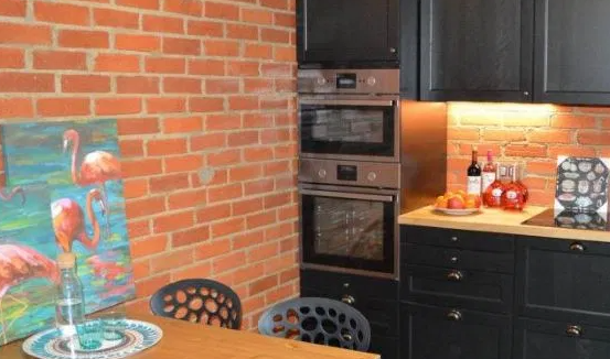 Плохое оформление - темная мебель и кирпич. Источник - https://dizainkyhni.com