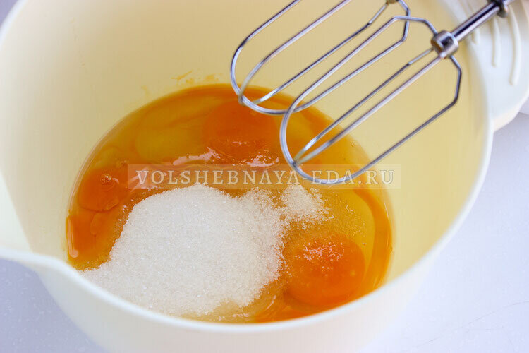 
В чаше миксера соединить яйца, соль, сахар и ванильный сахар. Взбить в пышную белую пену.