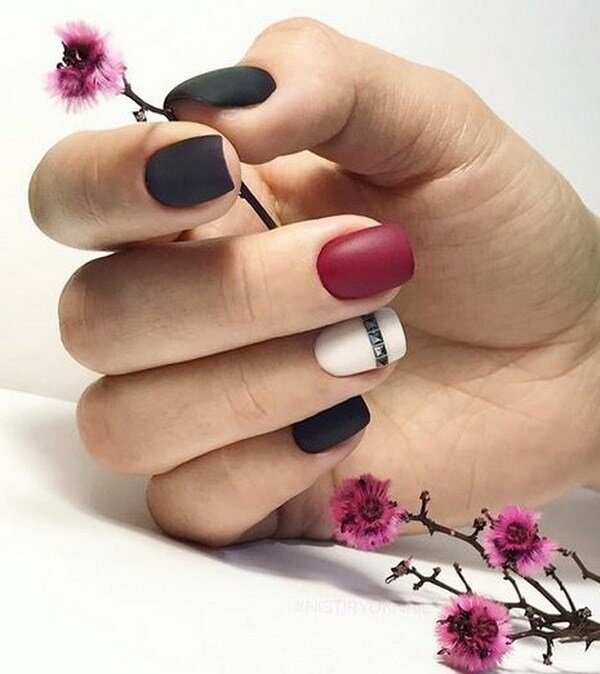 К тому же, многие женщины утверждают, что простой маникюр может продержаться до двух недель, если вы следите за состоянием ногтей и выполняете домашнюю работу в перчатках.