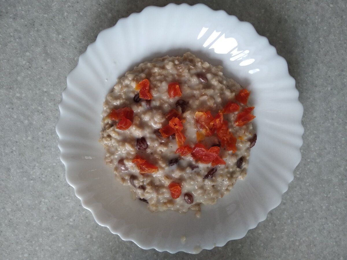 Это обычная порция каши с сухофруктами, теперь сын съедает 1/3 этого объёма