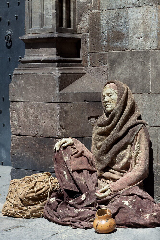 Одиночество среди города фото. Бездомный мальчик. Подаяние милостыни. Девушка в пуховом платке. Нищенка.