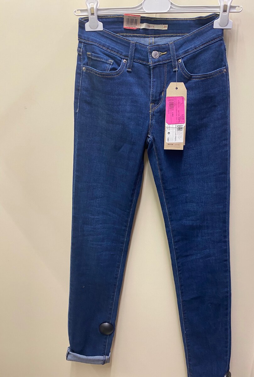 Фото автора (джинсы Levi’s 712 , цена 1239 руб)