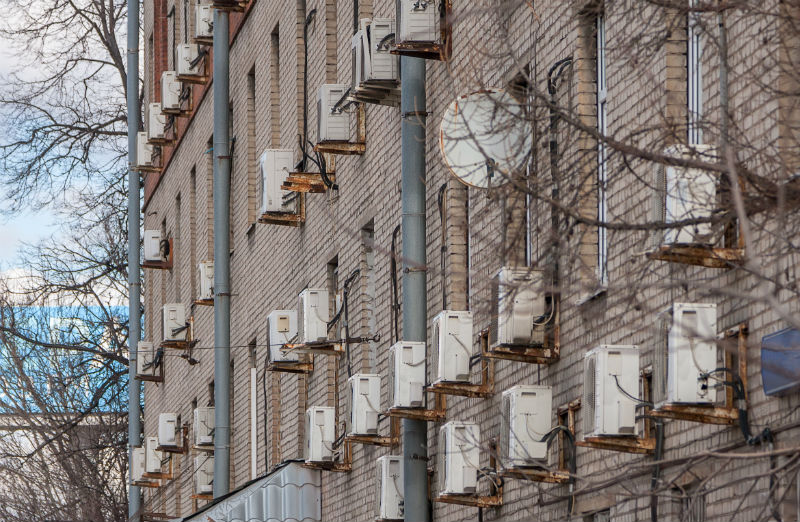 можно вешать кондиционер на фасад. кондиционеры на фасадах жилых домов. отвод конденсата кондиционеров на фасаде. кондиционер на фасаде. сплит система снизу на фасаде.