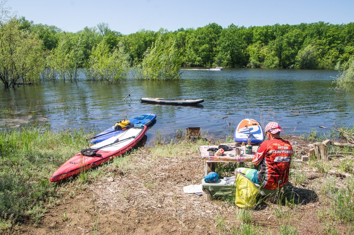 Привал в водном походе. Нашли столик, за которым можно хорошо разместиться