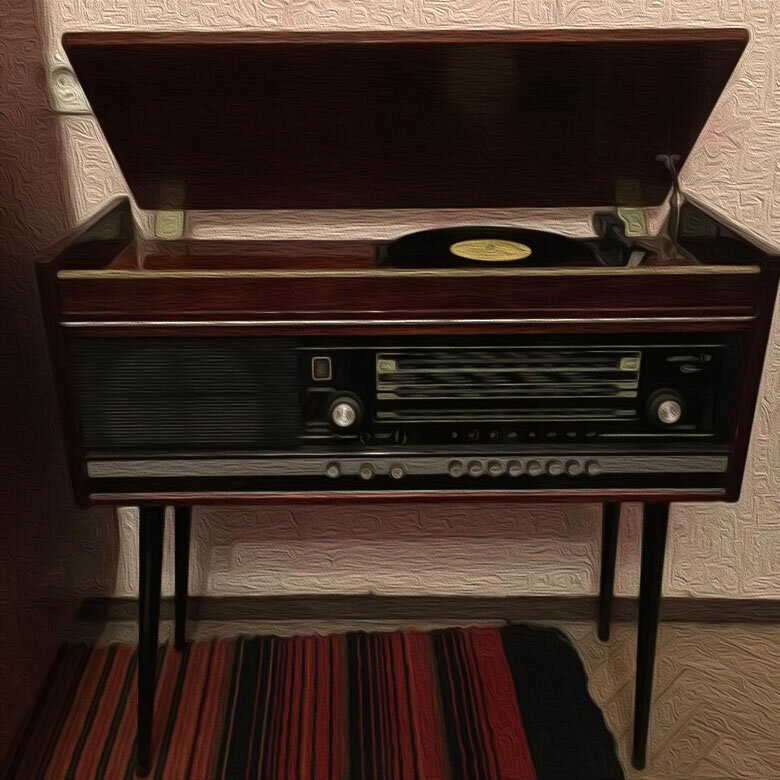 У меня дома была точно такая же радиола 