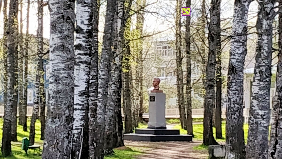 Памятник художнику Вахрушеву В.М. в городском сквере