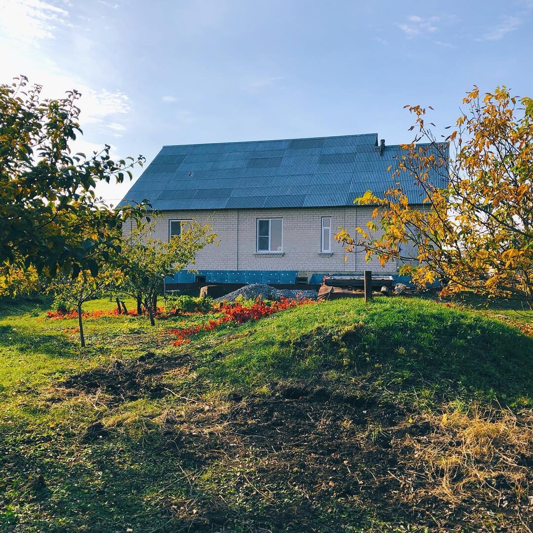 Вид на дом из сада