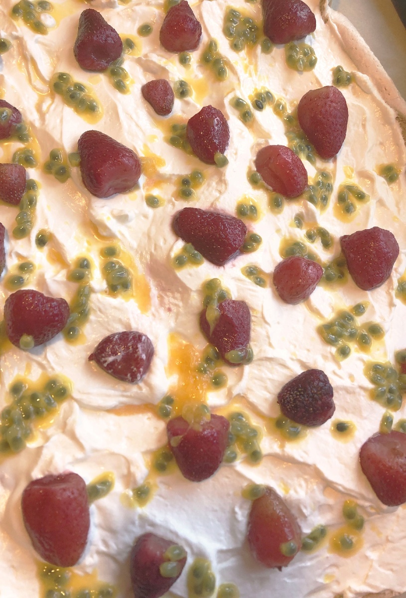 я использовала маракуйю  и замороженную клубнику для начинки