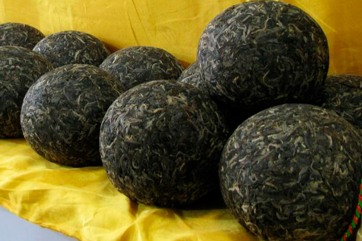 Такая форма чая была в ходу среди офицеров Российской Империи. Его просто уложить в заплечный мешок. 