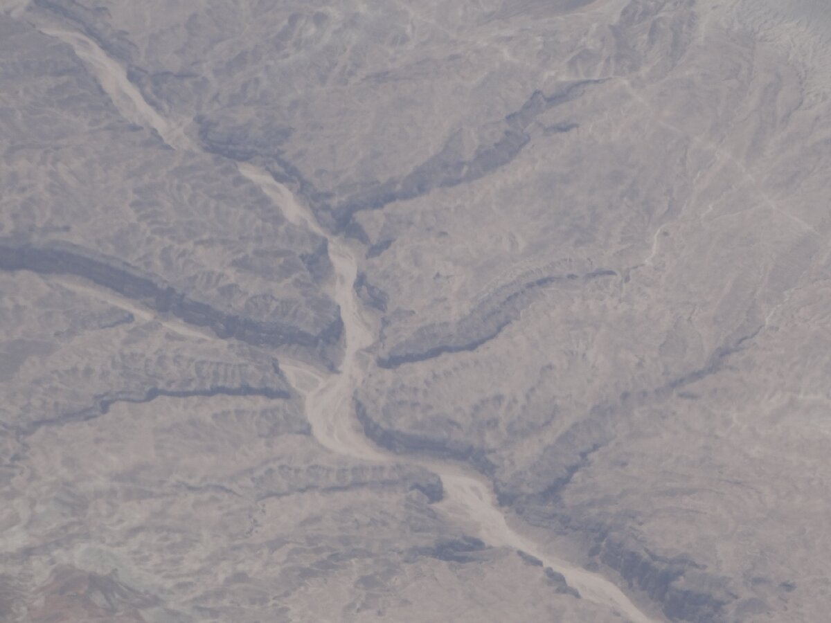 Земля в иллюминаторе. пролетая где-то над Пакистаном. Фото автора.