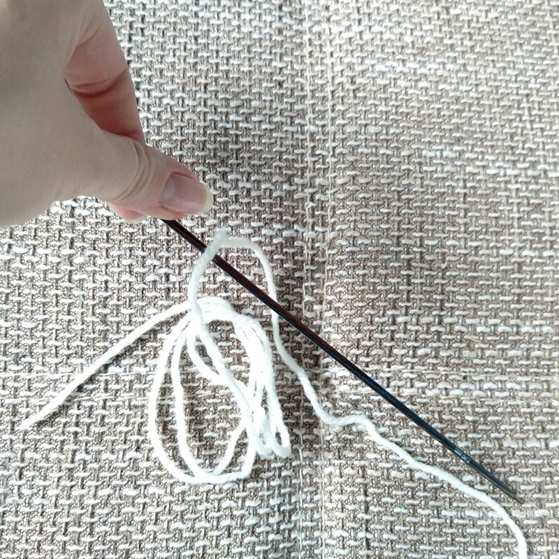 С этого конца и набираем петли на спицу (ы)