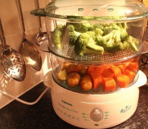  Здоровое питание – это вкусные и полезные блюда, к ним относятся и овощи на пару. Мало кому известно, что овощи, приготовленные на пару, являются самым древним способом обработки пищи. Еще до появления огня наши предки имели возможность пользоваться горячими потоками воздуха для того, чтобы не только подогревать еду, но и таким способом готовить ее.
