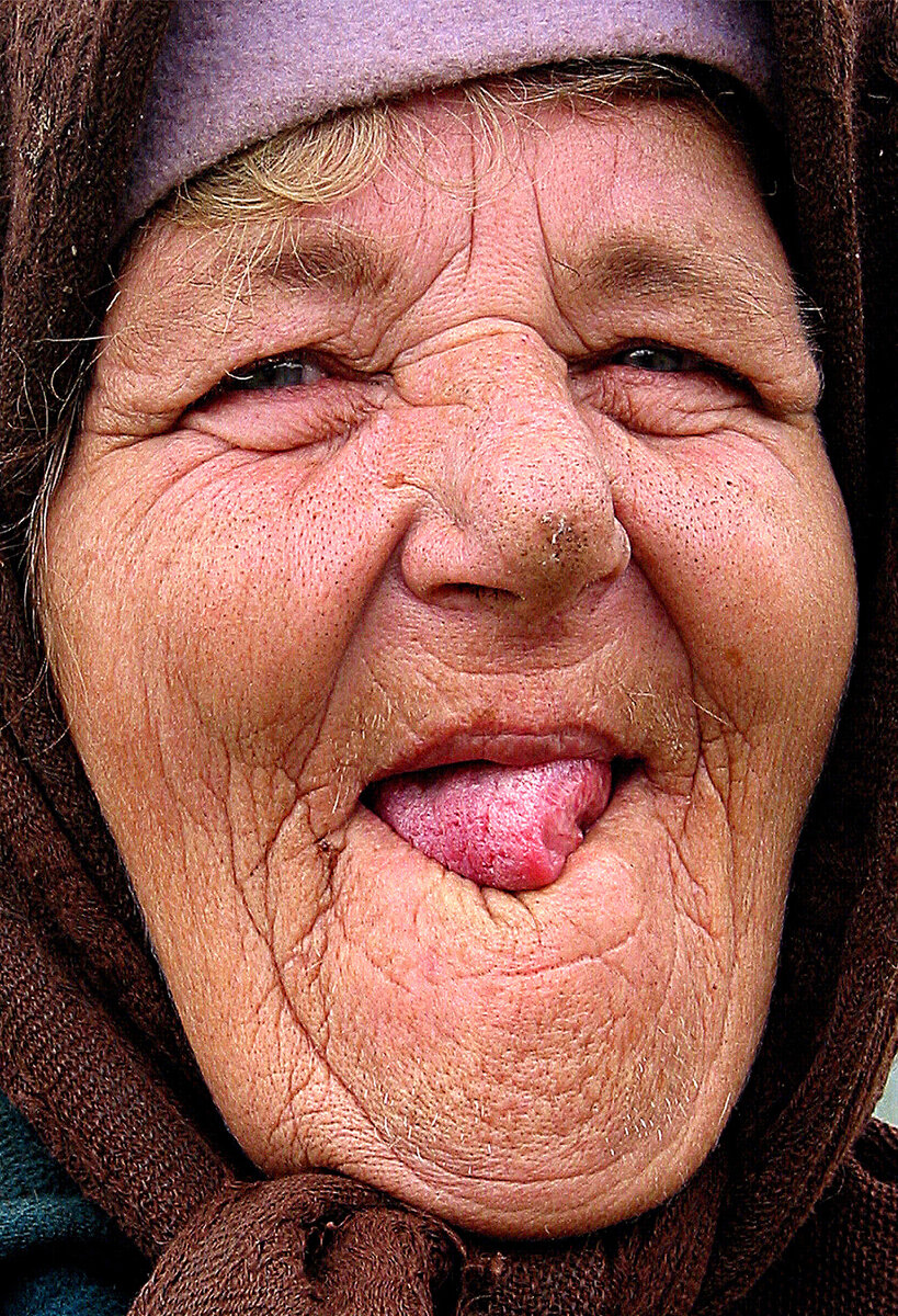 Бабушка без зубов. Бабка.