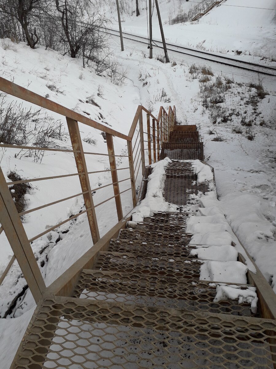 Высота перил достигает одного метра