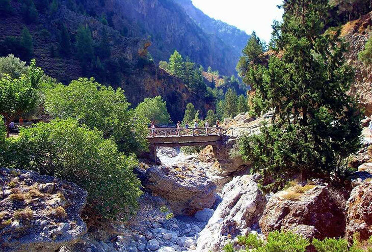 Ущелье Самарья. Фото с сайта - www.samaria.gr Одна из самых известных природных достопримечательностей Греции. Ущелье длиной 10 миль находится в юго-западной части Крита. Можно воспользоваться организованными пешеходными экскурсиями и осмотреть это чудо природы.