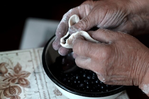 Бабушка лепит вареники Фото из интернета