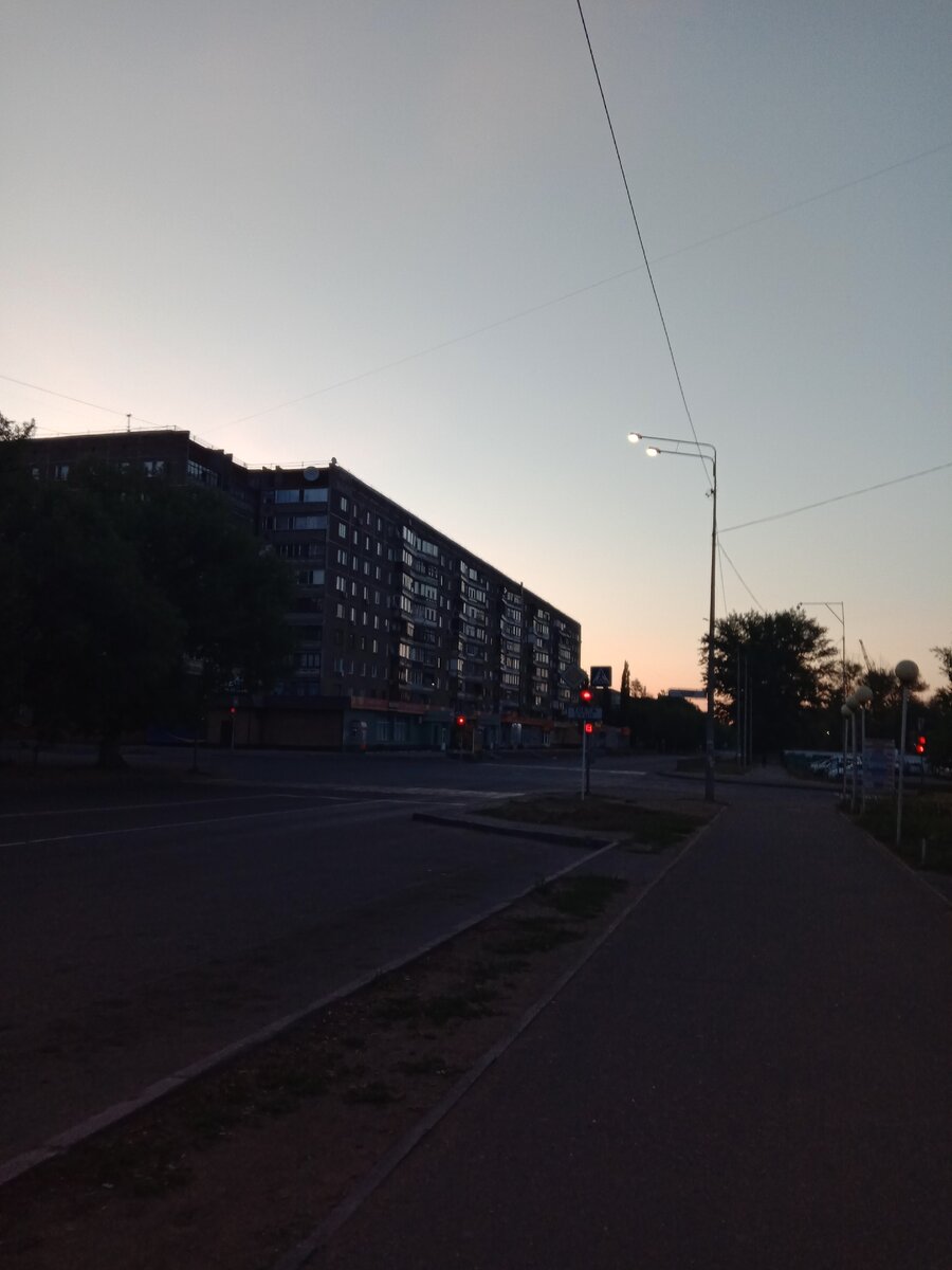 Утренний горо так прекрасен. Вот только здания вокруг кажутся маленькими, а день – бесконечным. Когда в небе появляется желтая луна, я начинаю вспоминать все то, что видел, пока шел сюда. Мое воображение сменяется другим, но это не имеет значения, потому что все осталось точно таким же. Понимаете? И то, что мы видим, – отражение того, что уже было. Оно просто превратилось в отражение. И с каждым новым рождением оно будет становиться все объемнее.