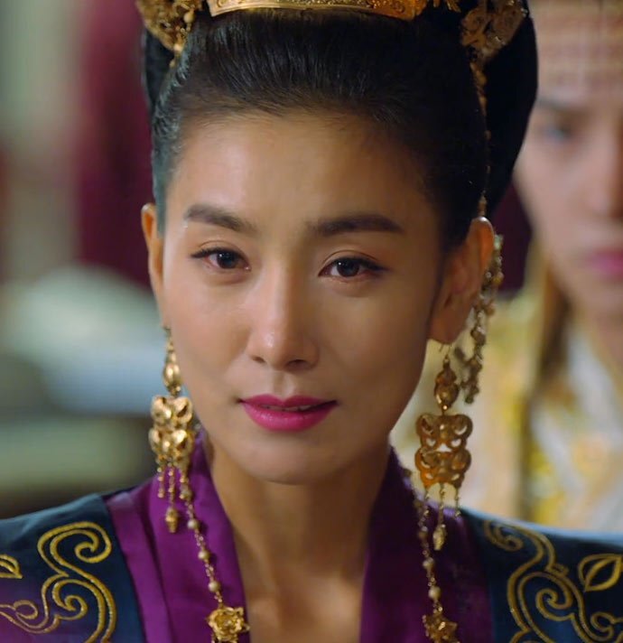 Ким Со Хён в роли Будашири, вдовствующей императрицы