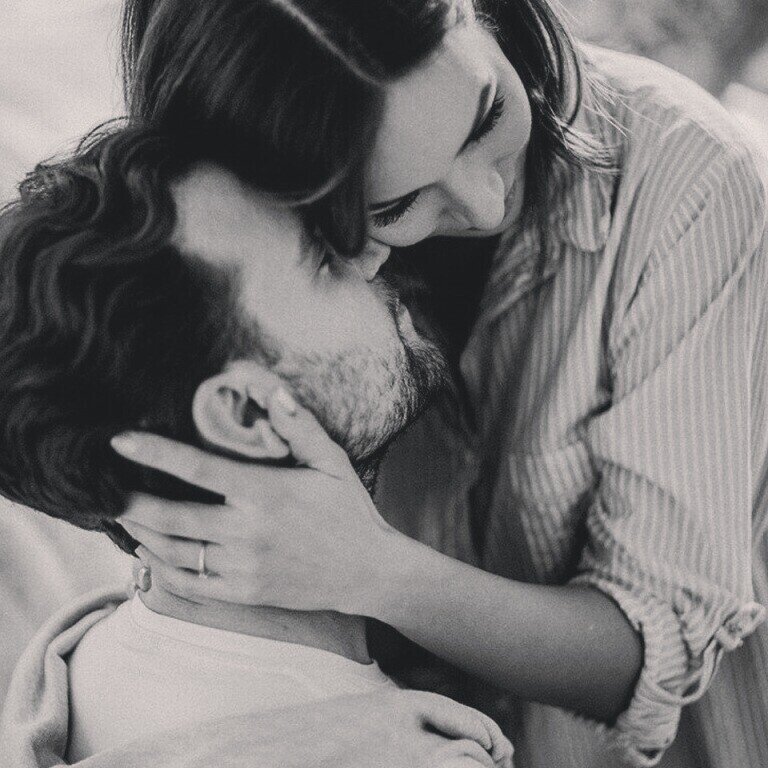 любящая забота. счастливая семья иллюстрации. теплые отношения в семье. любящая забота. влюбленная пара.