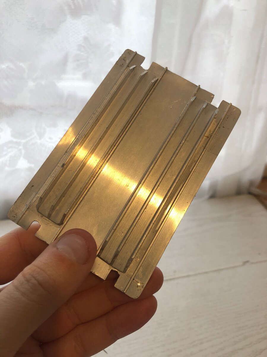 Сделал прорези для болтов крепления