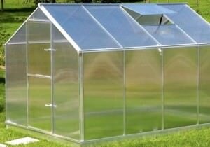 Огурцы, как известно, довольно капризные растения с нежной листвой, цветками, плодами. Для того, чтобы их защитить, необходимо сделать для них надежное укрытие — парник, который сбережет их от непогоды, палящего солнца, сильных ветров и дождей. Парник можно соорудить практически из любого материала.