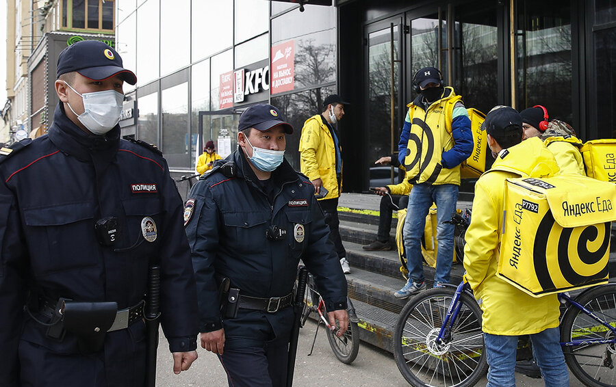 В профессию курьера в эпоху самоизоляции уходят даже заскучавшие без дела предприниматели Фото Артема Геодакяна / ТАСС 