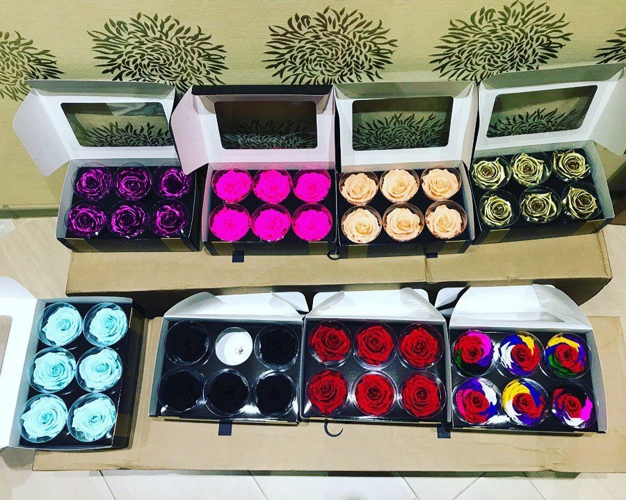 Моя первая партия была на 40 штук Роз. Красные - 10. Белые - 10. Золотые - 5. Фиолетовый металлик - 5. Голубые - 5. Персиковые - 5. 