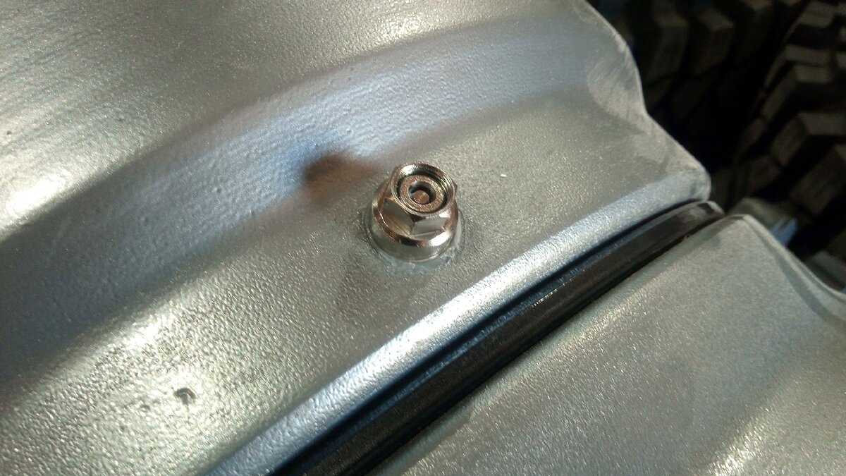 Изнутри накручивается гайка, герметизируя соединение