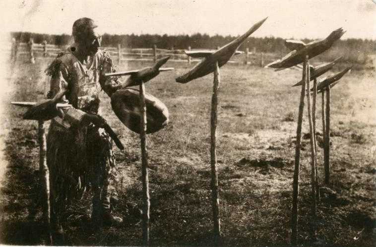 Якутский шаман во время камлания. Источник: https://goskatalog.ru/portal/#/collections?id=9407902