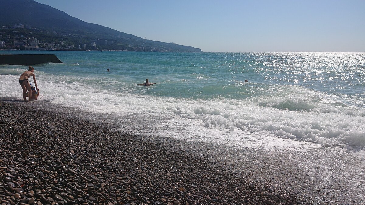 Вход в море-галька. Местами немаленькая.