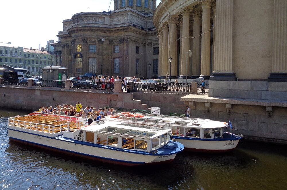 Прогулочный катер у Казанского собора
