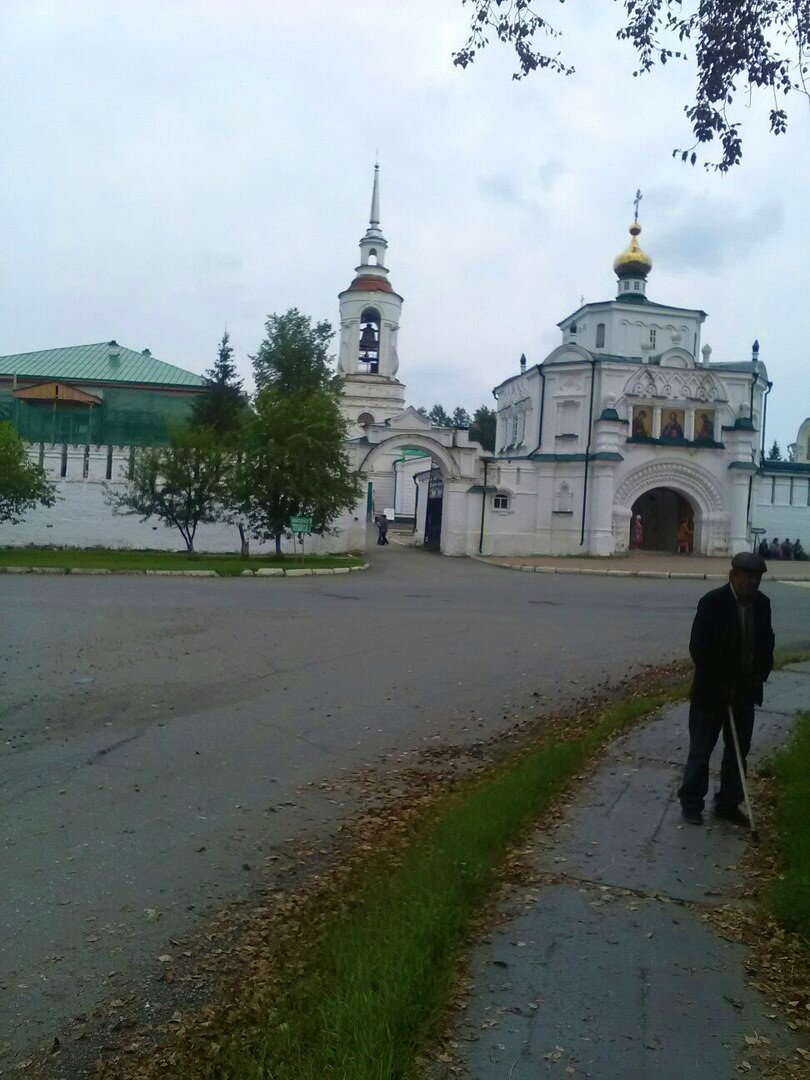 Вход с надвратной церковью