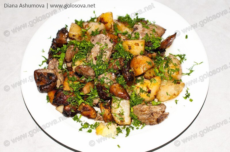 куриная печень с грибами и луком