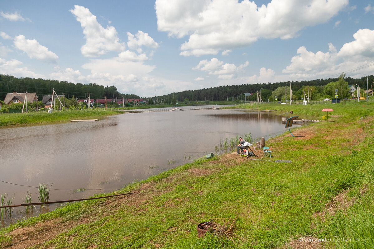 Пруд в Шугарово. Обратите внимание, мост через пруд частично затоплен