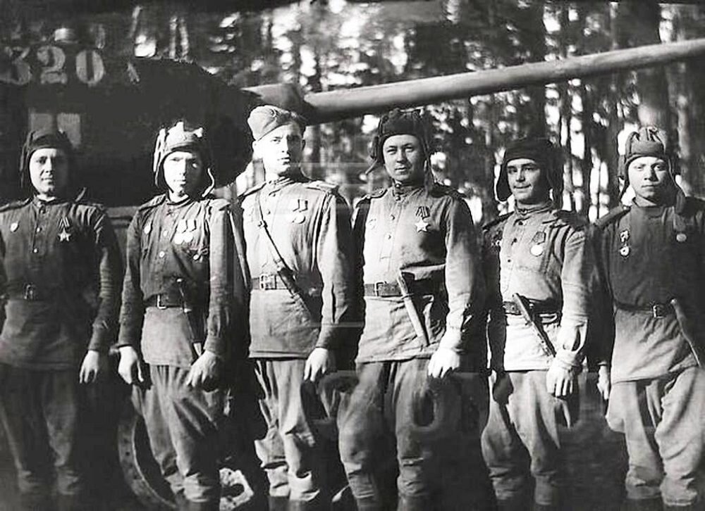 Танкисты "Уральского добровольческого танкового корпуса"