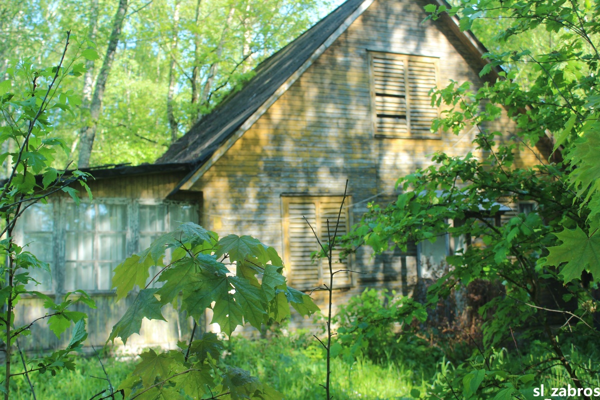 Все цело,двери закрыты. Учитывая раннее утро-там мог просто кто-то спать,как и оказалось в конце:)