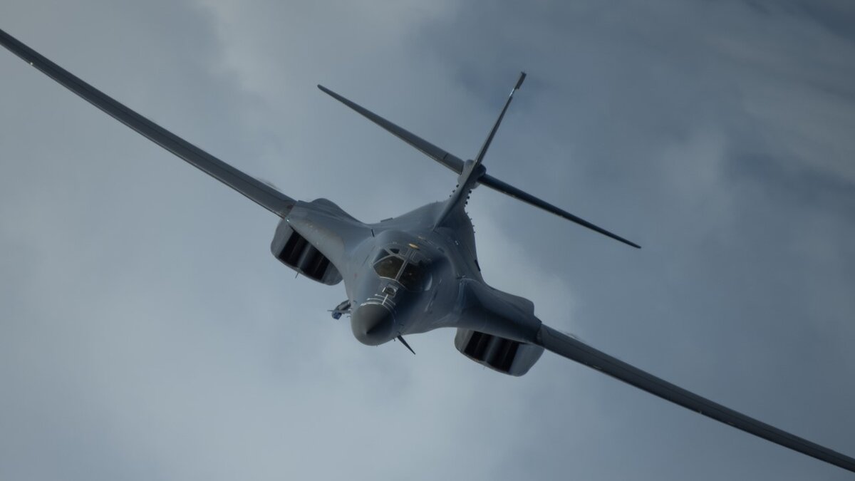 B-1B 9-й экспедиционной бомбардировочной эскадрильи ВВС США (авиабаза Андерсен, о. Гуам) во время тренировочного полета у берегов Японии
Источник фото: af.mil 