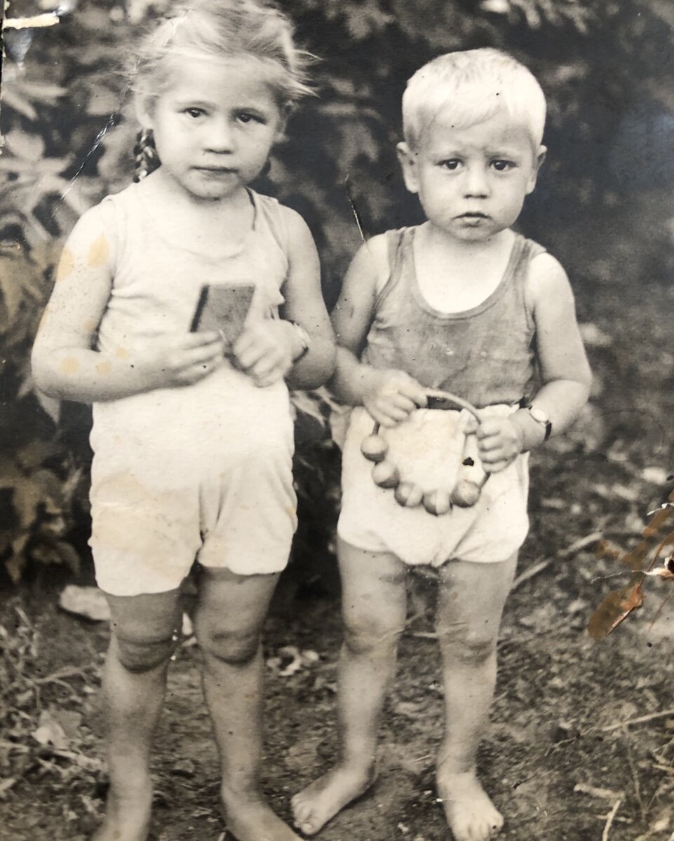 Мама с братом 1951 год.