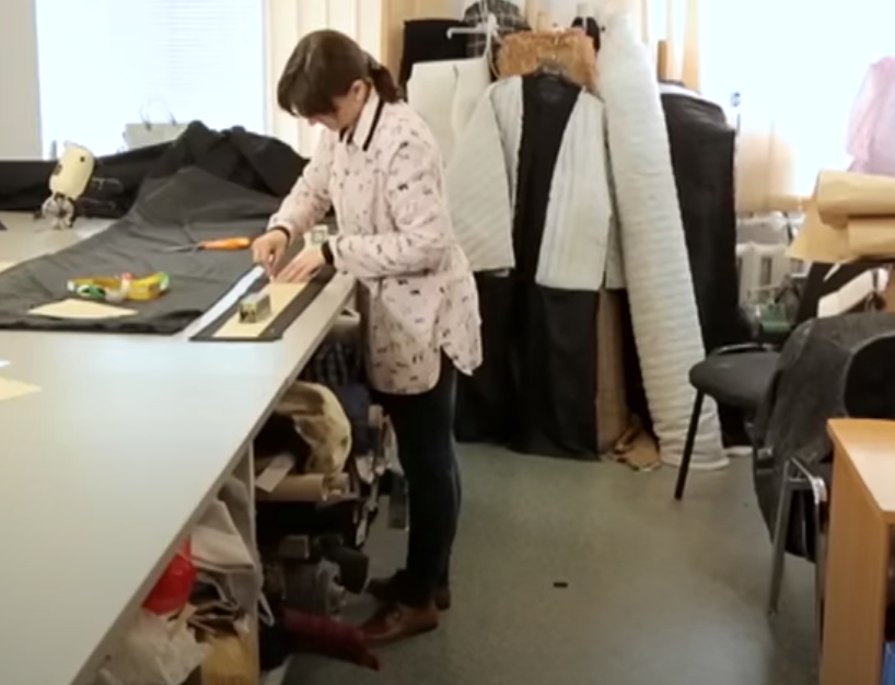 Женщина посвящает работе много времени 