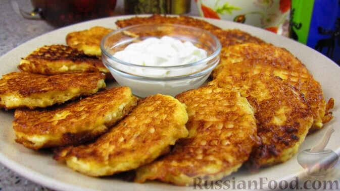 вафли, творог, яйца, лимон, изюм, сахар, молоко, ванилин, масло сливочное, масло растительное, сметана (для подачи)
