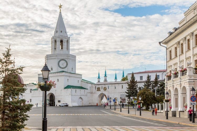 Вид на Спасскую башню Казанского кремля с площади 1 мая в Казани